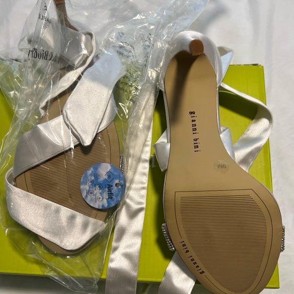 Gianni Bini Bridal Rhinestone heels - Picture 4 of 5